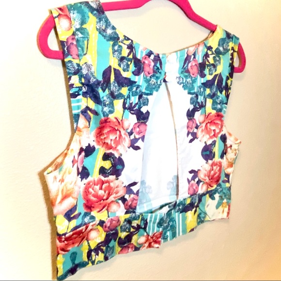 Arden B Floral Crop Top with Back Cutout - Size XL - Picture 6 of 7